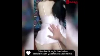 Siyah Saçlı Kız Yarrağı Yedikçe Gülümseyen Yüzüyle Zevki Yaşıyor – Türk Amatör Porno