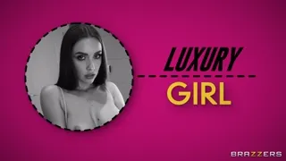 Hazırlanırken Sikişe Yakalanan Kız Makyaj Yerine Yüzüne Boşalttırıyor